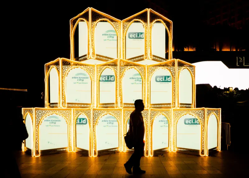 When Strangers Build Something Together: The Accidental Collaborations Born Inside Yuguang
